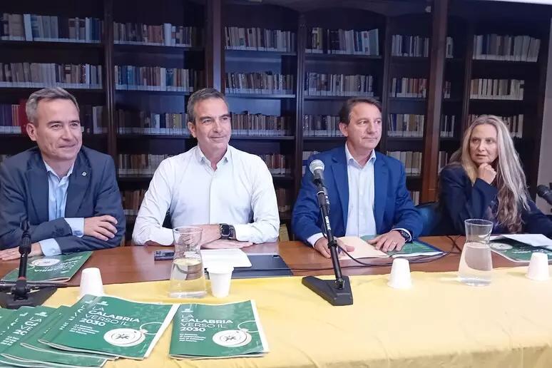 Rifiuti e green energy: scontro Occhiuto–Tridico nell’evento di Legambiente