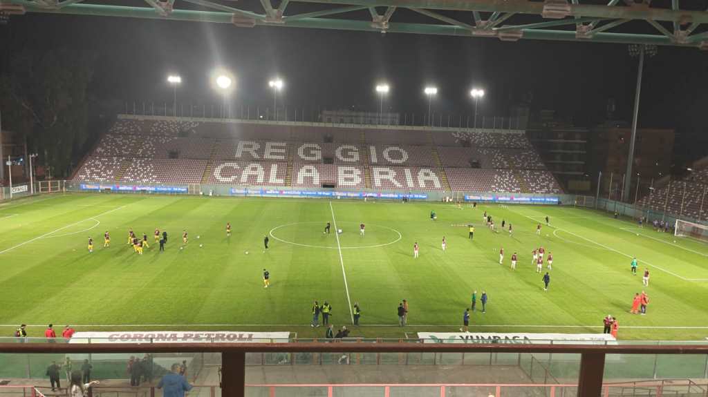 Reggina-Nocerina: Curva Sud vuota, esposto uno striscione di protesta – FOTO