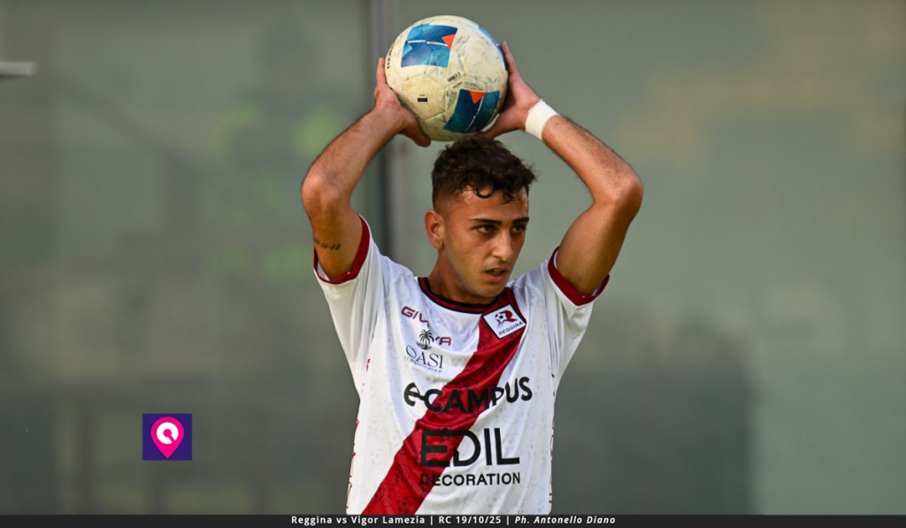 Antonio Palumbo, calciatore della Reggina in maglia bianca e amaranto, si prepara a una rimessa laterale
