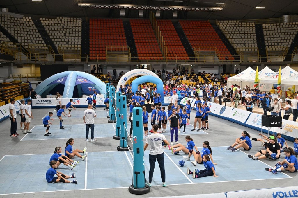 VolleyS3, sorrisi e schiacciate al PalaCalafiore per la tappa di Reggio Calabria – FOTO