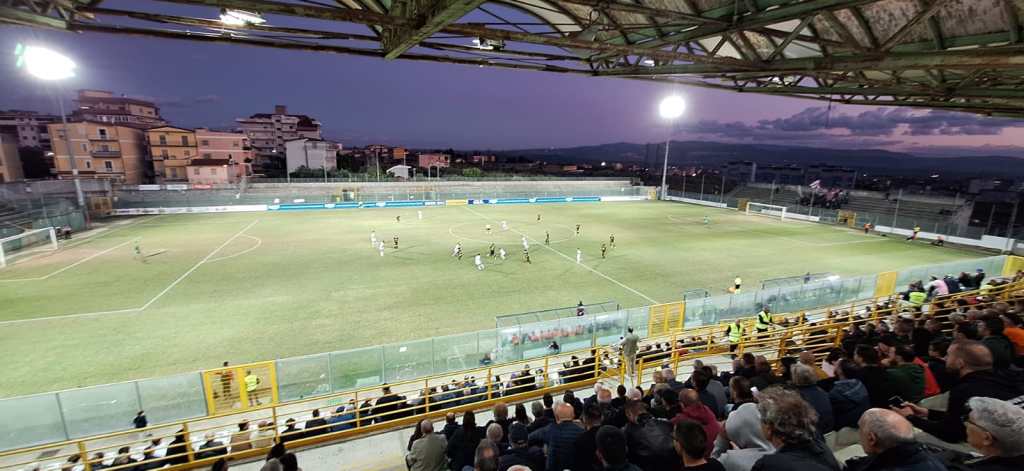 La Reggina in dieci batte il Sambiase e supera il turno. Adesso il derby con il Messina