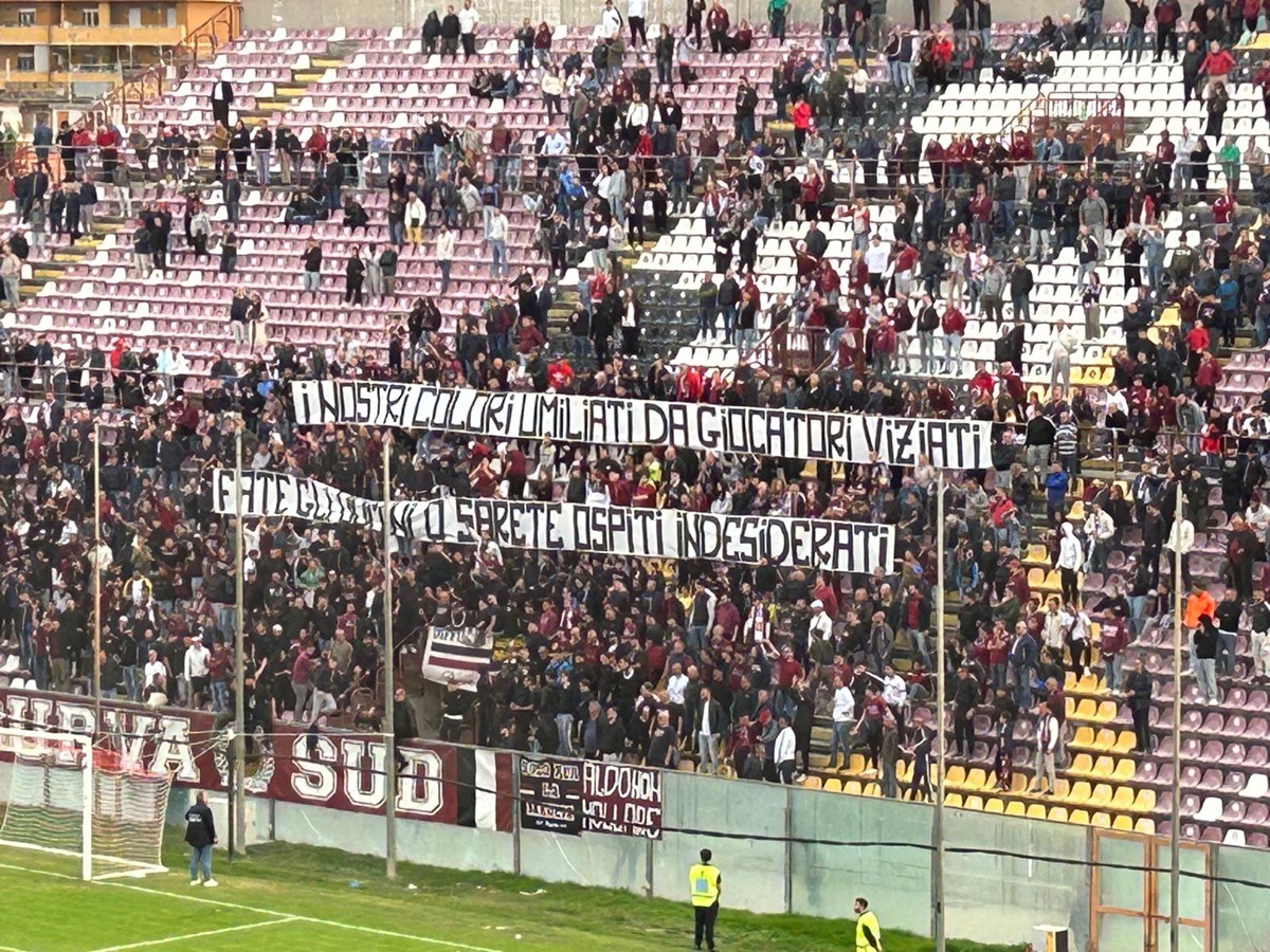 Striscione contestazione curva sud