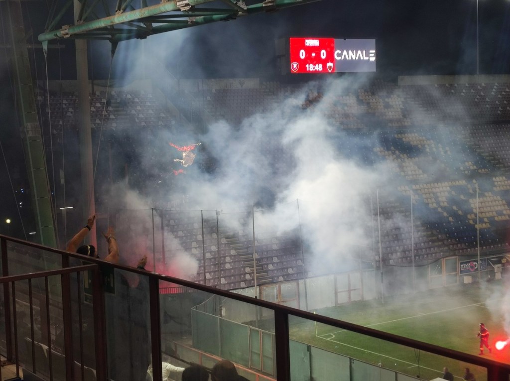 Reggina-Nocerina: arrivano i tifosi ospiti, fumogeni in campo