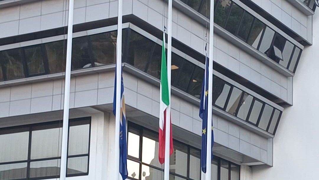 consiglio regionale calabria bandiere mezzasta