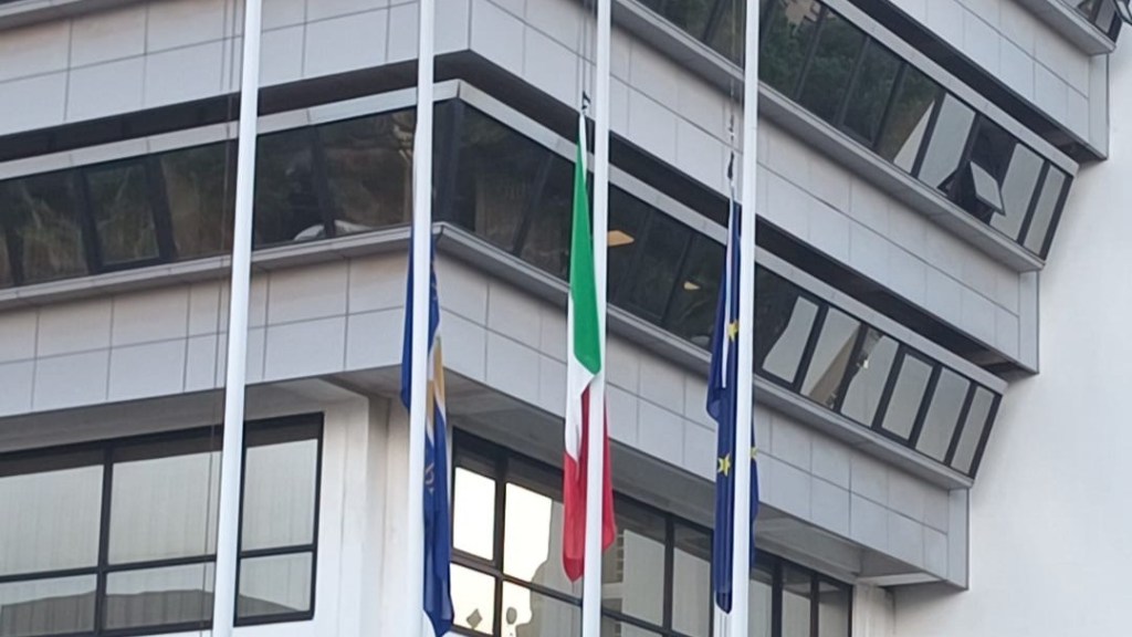 consiglio regionale calabria bandiere mezzasta