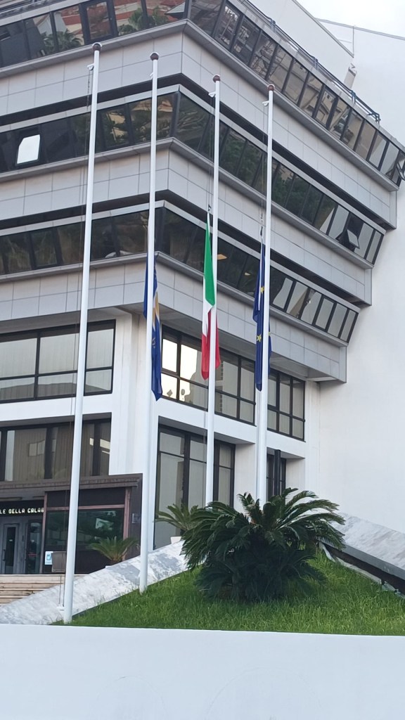 consiglio regionale calabria bandiere mezzasta