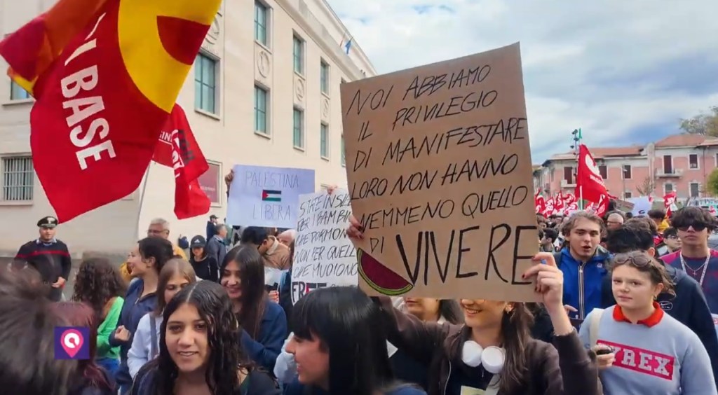 Reggio in marcia per la Flotilla, la scena è dei giovani: ‘Non è un’assenza a scuola, è cittadinanza’