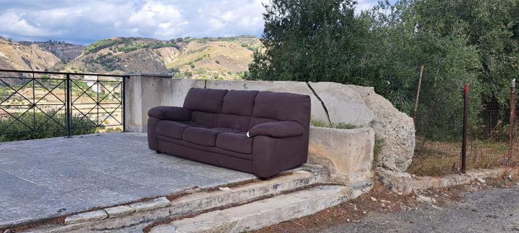divano rifiuti strada decoro