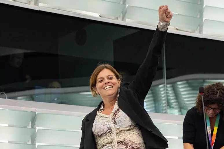 L’Eurocamera approva l’immunità a Ilaria Salis: salva per un solo voto