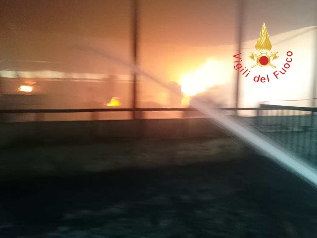 incendio capannone vvf catanzaro ()