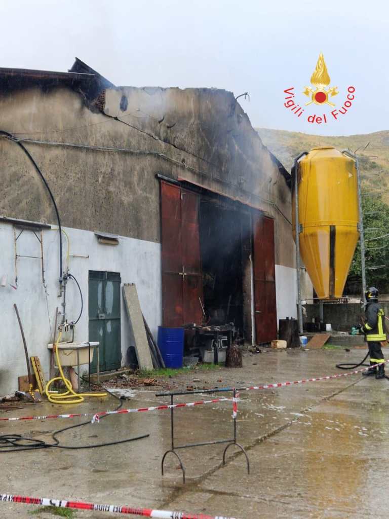incendio capannone vvf catanzaro ()