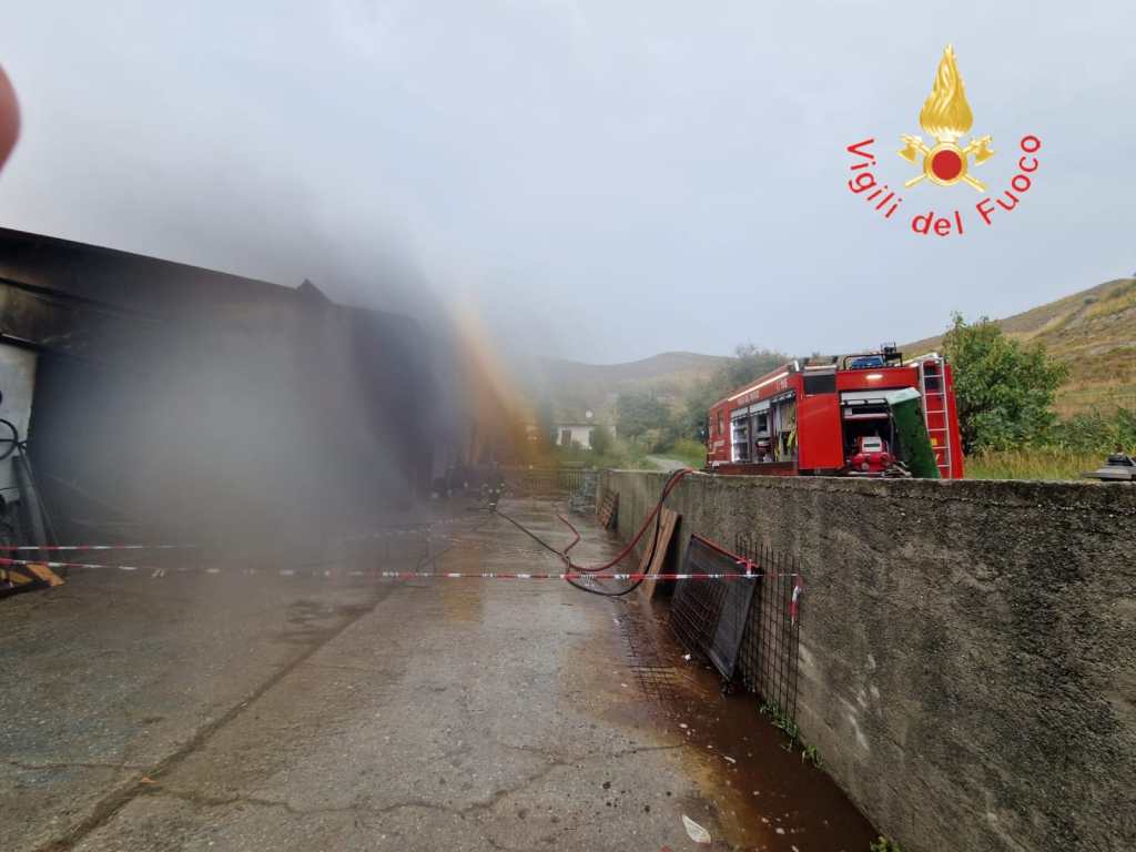 incendio capannone vvf catanzaro ()