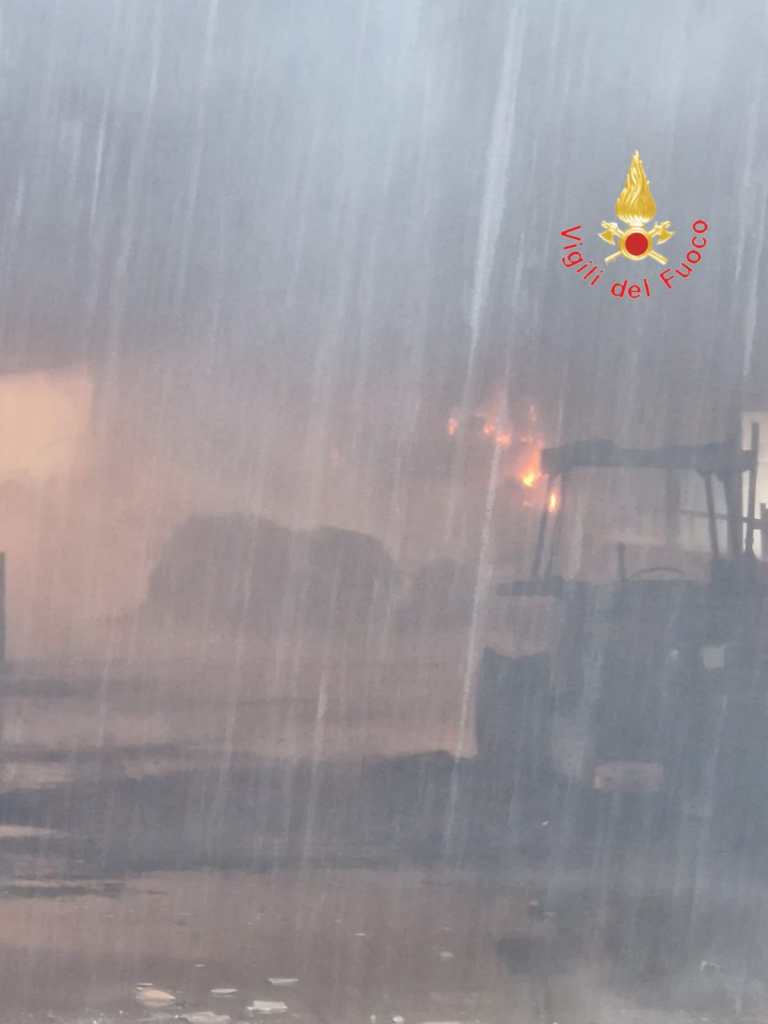incendio capannone vvf catanzaro ()