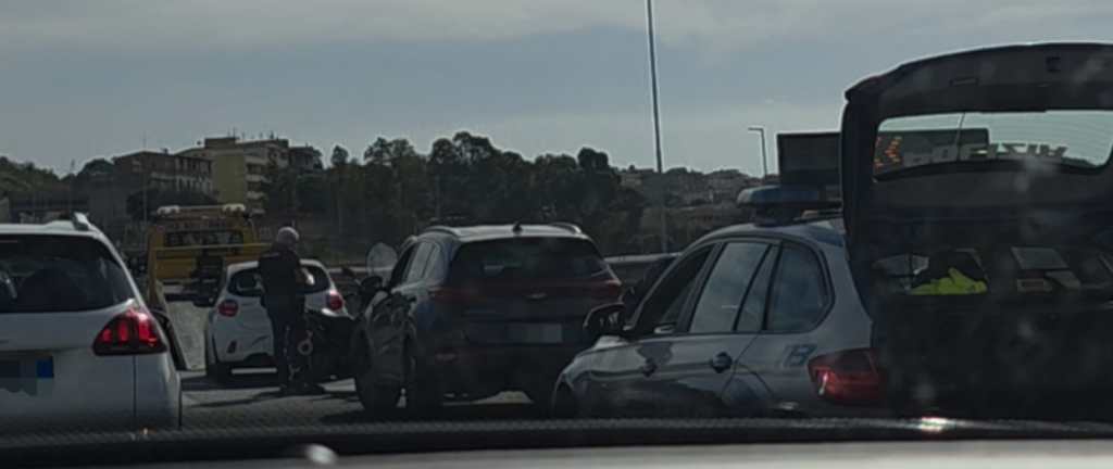 Reggio, incidente sul raccordo autostradale: traffico paralizzato
