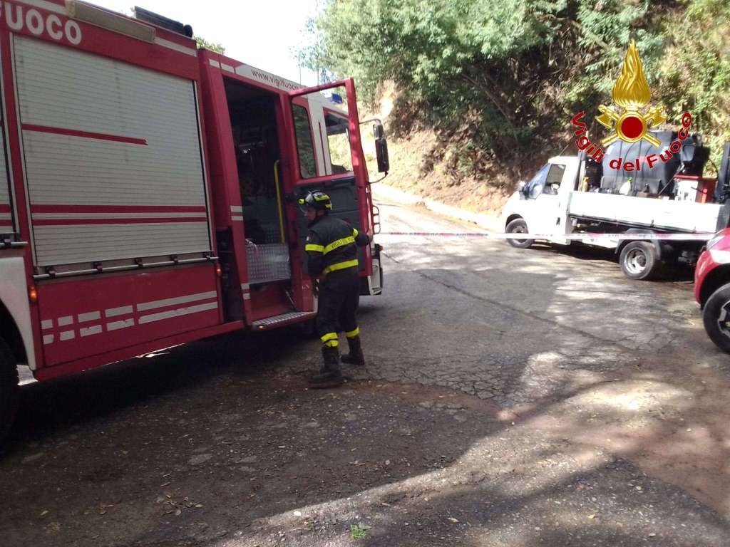 operaio monterosso calabro vigili fuoco ()