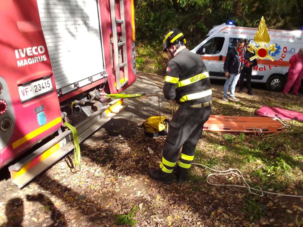 operaio monterosso calabro vigili fuoco ()