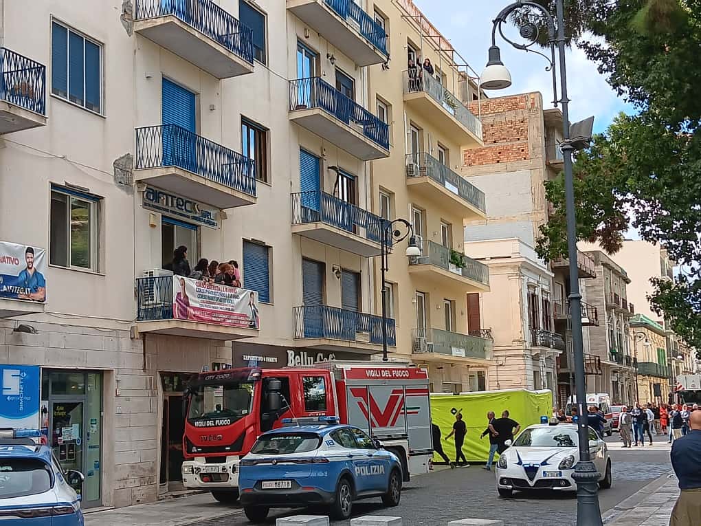 rc donna suicidio balcone polizia vigili fuoco
