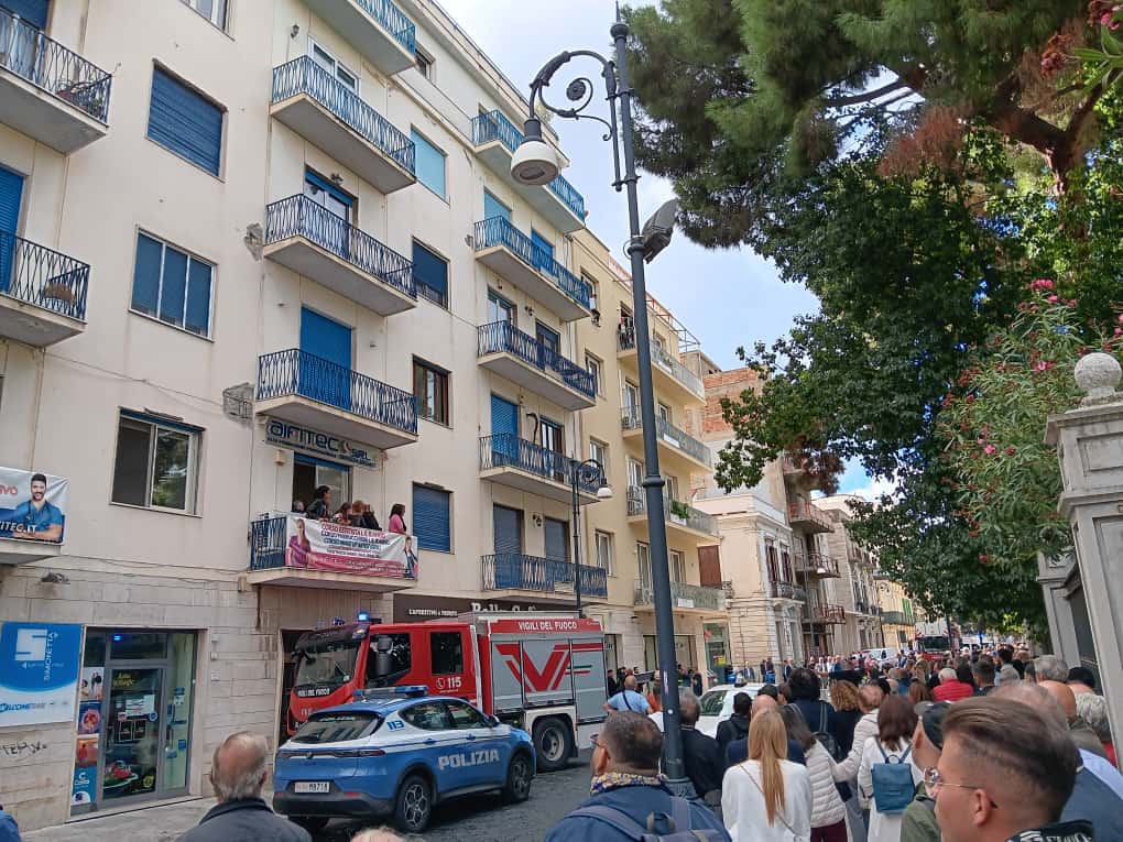 rc donna suicidio balcone polizia vigili fuoco