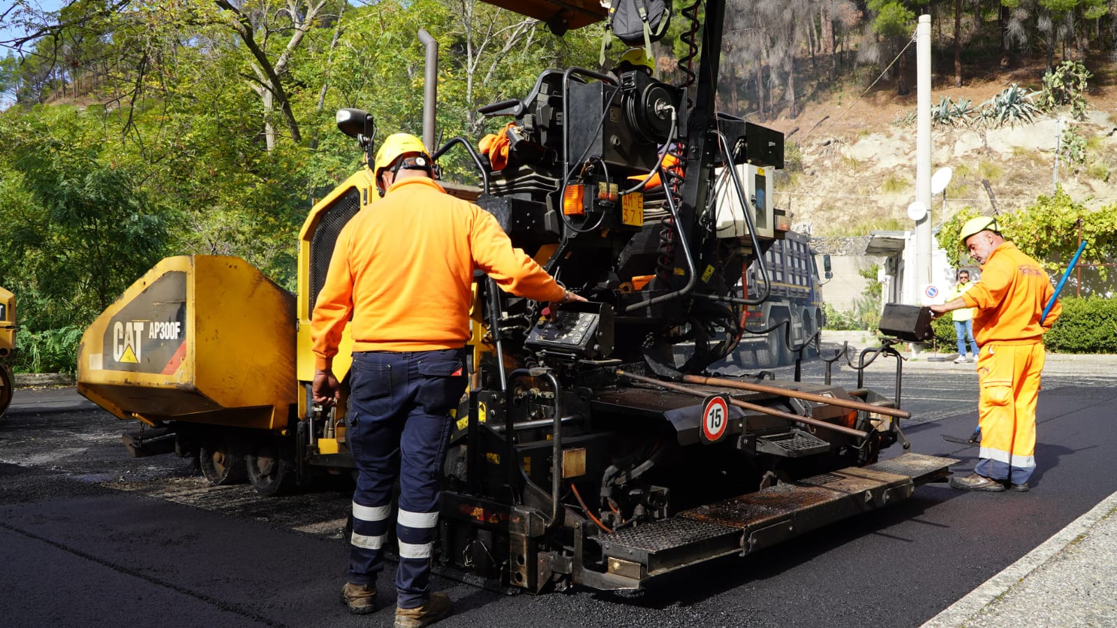 rifacimento manto strada cataforio ()
