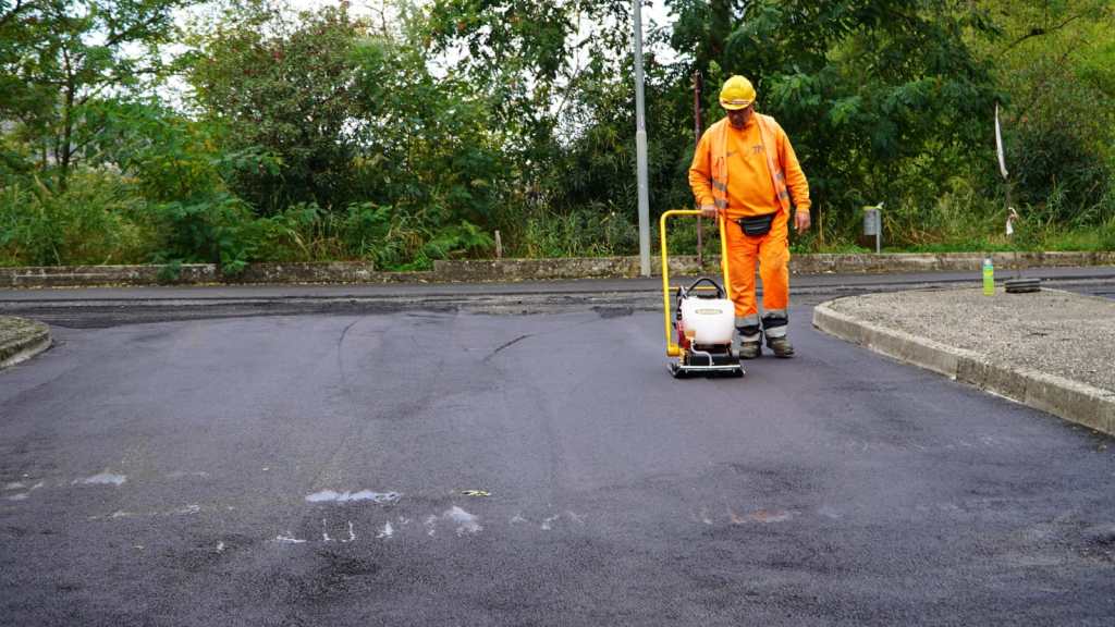 rifacimento manto strada cataforio ()