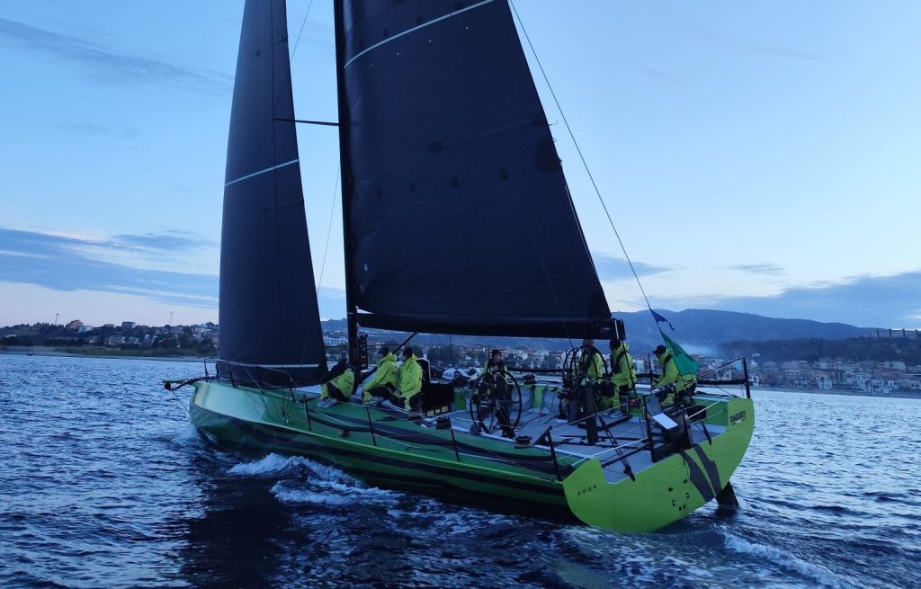 Rolex Middle Sea Race 2025: lo Stretto di Messina si accende di vele – FOTO