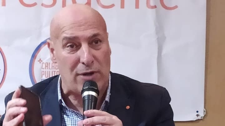 Rissa al Comune, il sindaco di Crotone annuncia le dimissioni: ‘Le istituzioni devono dare l’esempio’