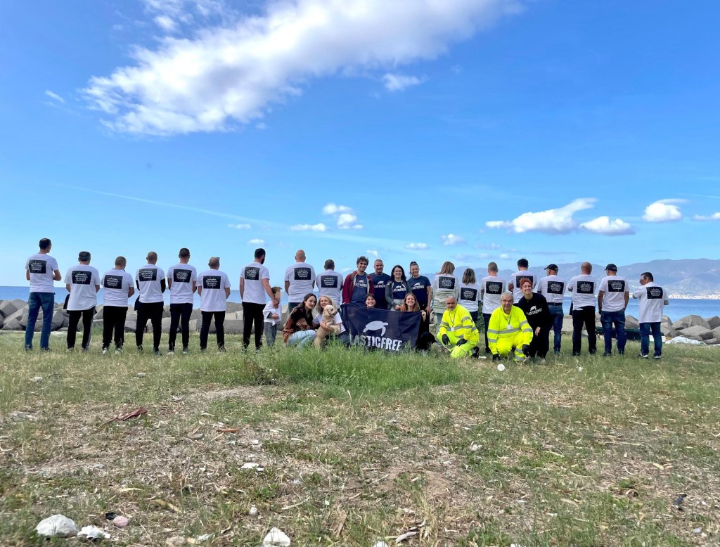 Detenuti e volontari insieme per pulire la spiaggia di Gallico