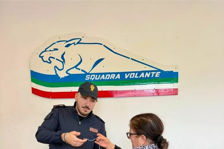 Calabria, ruba preziosi in gioielleria ma viene identificato e denunciato
