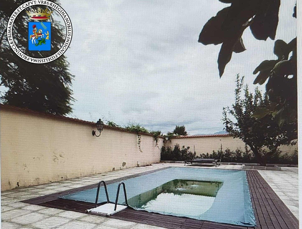 Reggio, sequestrata una piscina costruita abusivamente: denunciati i quattro proprietari