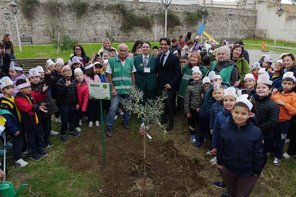 Reggio: istituzioni, associazioni, comitati e scuole piantano alberi come simbolo di patto generazionale – FOTO