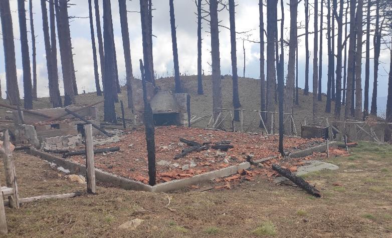 Baita dopo l’incendio di agosto roccaforte