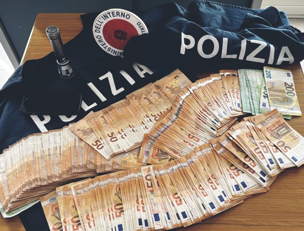Reggio, denunciato 40enne per riciclaggio: aveva 17.500 euro in contanti