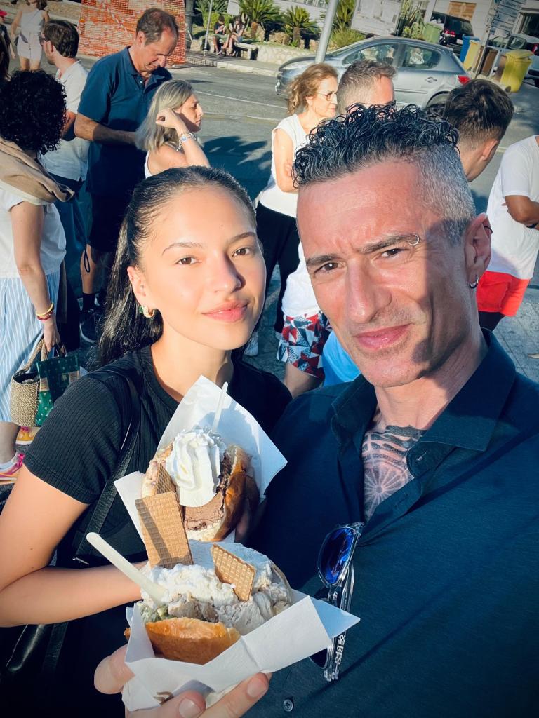 Mayu e papà Giuseppe sul lungomare ()