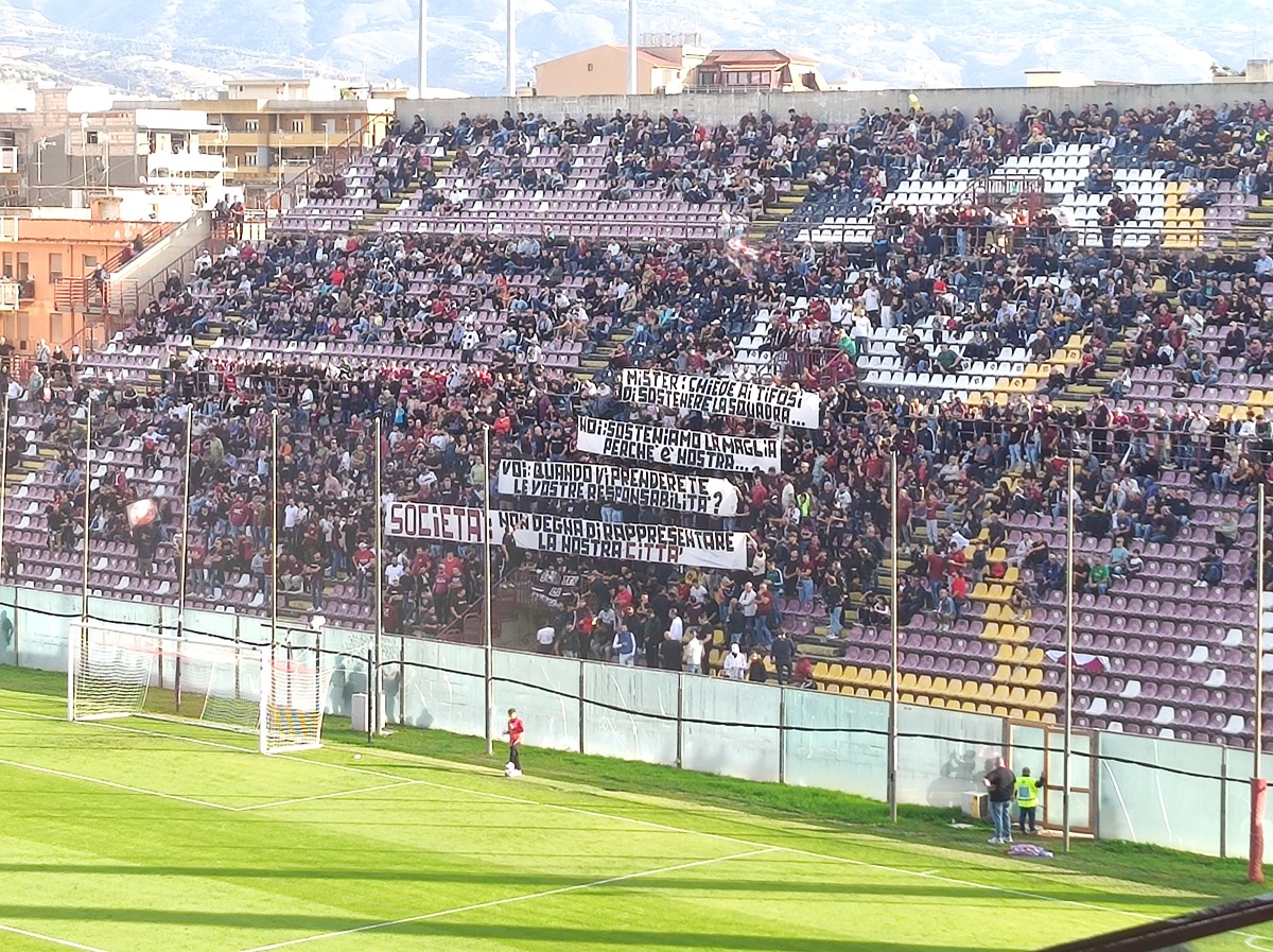 Striscione curva sud verso società