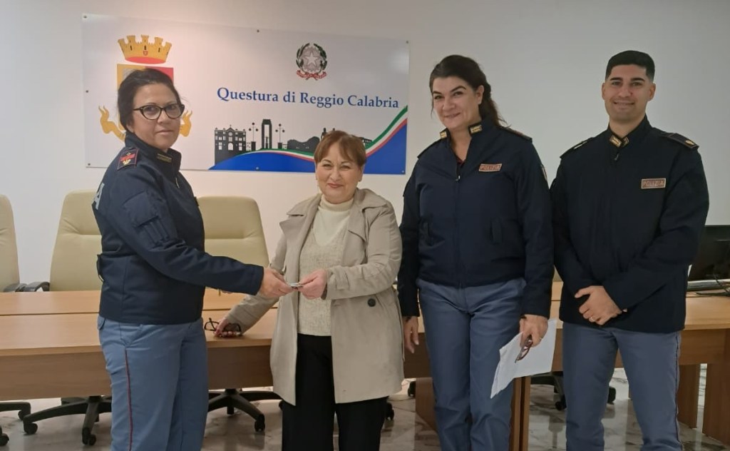 Reggio, perde bancomat e portafoglio: cittadini li ritrovano e consegnano in Questura