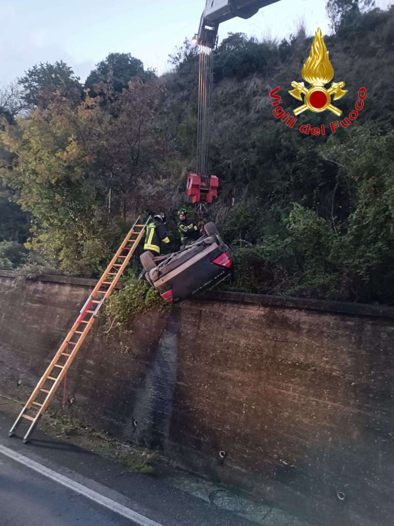 auto fuori strada vvf vibo ()