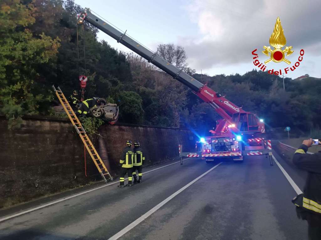 Calabria, auto esce di strata e precipita da una scarpata: l’intervento dei Vigili del fuoco – FOTO