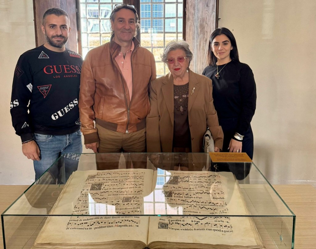 cavallaro dona libro gioia tauro