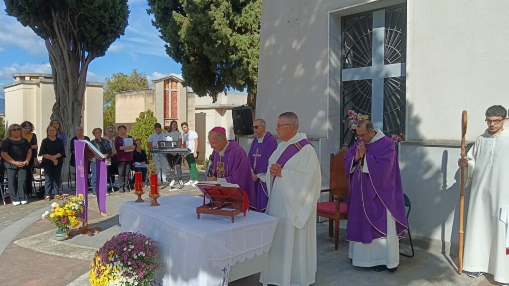 Commemorazione dei defunti a Reggio: al Cimitero la Messa dell’arcivescovo Morrone