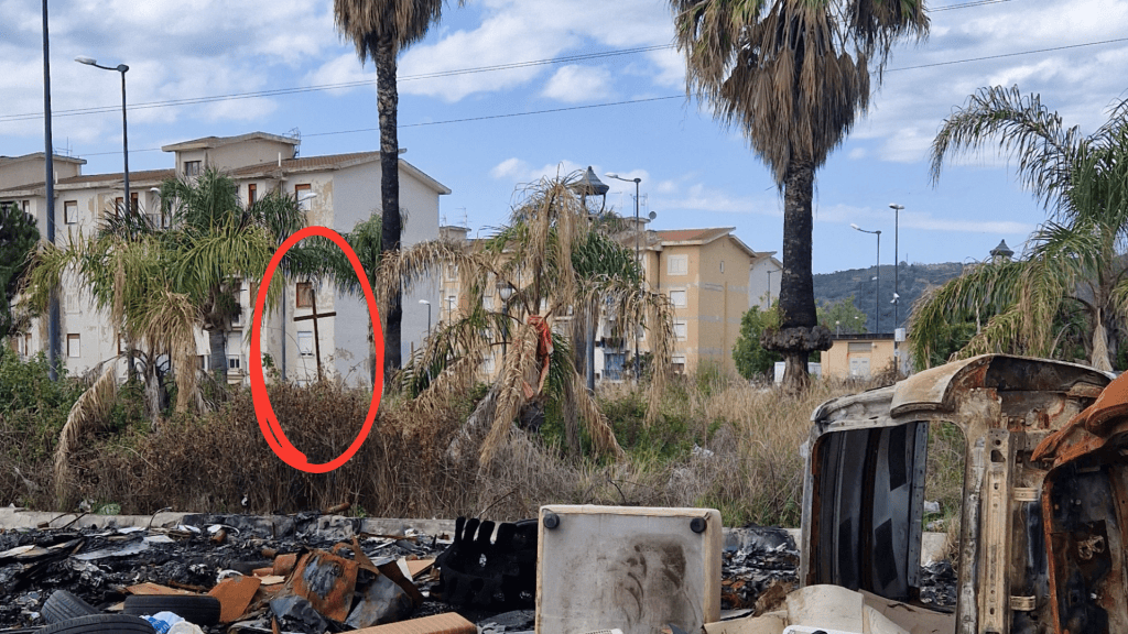 Croce divelta in Piazza Don Italo Calabrò: appello per la bonifica ad Arghillà