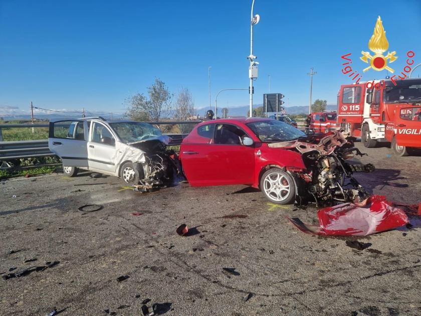 Tragico incidente sulla SS106, morti due ventenni: quattro i feriti