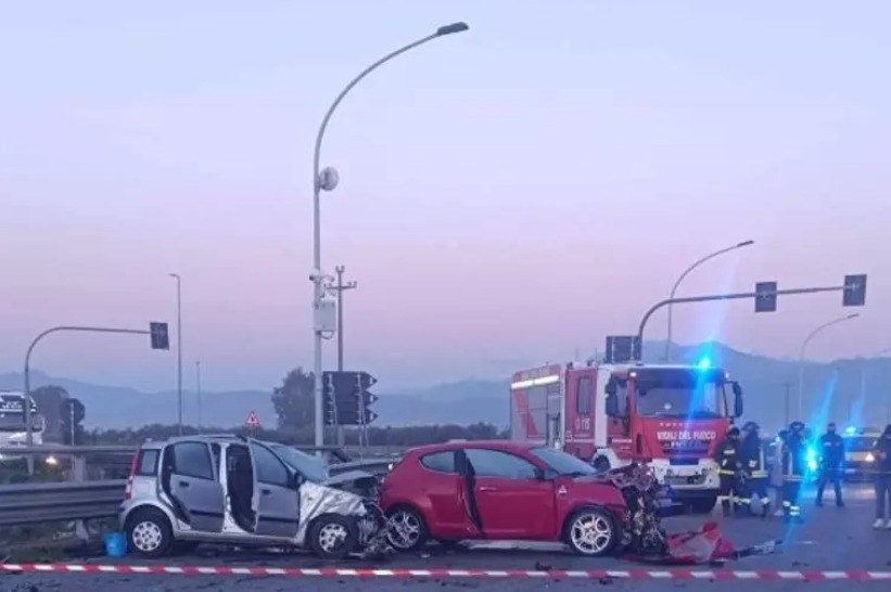 Tragico incidente sulla SS106, morti due giovanissimi: quattro i feriti