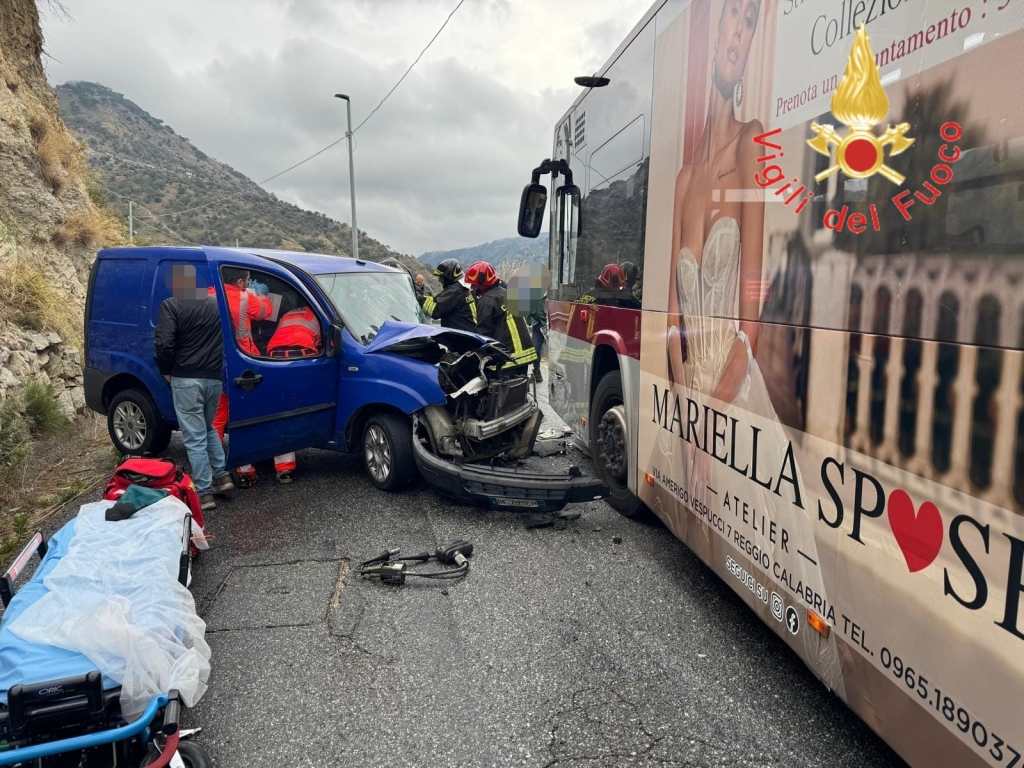 Reggio, scontro tra autobus e auto: un ferito grave – FOTO