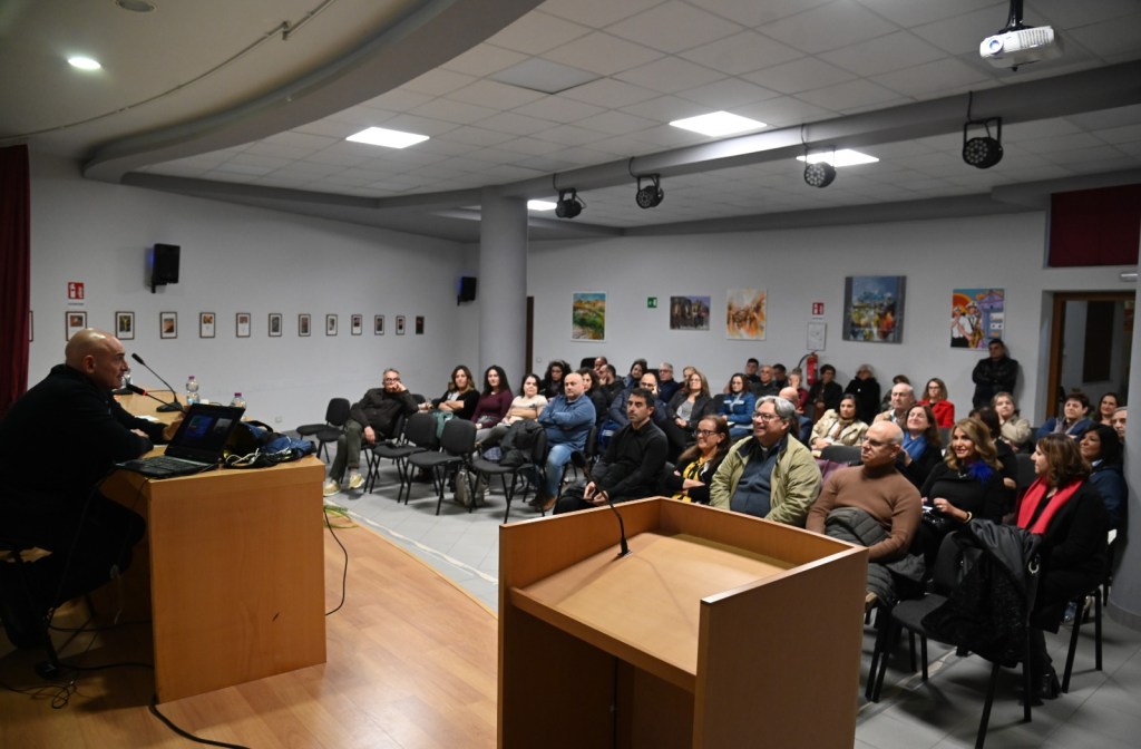 Reggio, successo per l’incontro col prof. Romeo all’evento parrocchiale di Riparo – FOTO