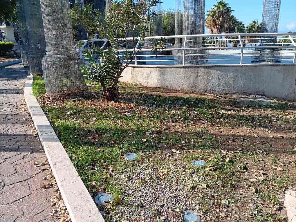 Lungomare di Reggio, colonna di ‘Opera’ ancora mancante dopo oltre un anno