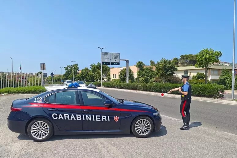 Esasperata dalle violenze del figlio chiama i carabinieri: uomo arrestato in Calabria