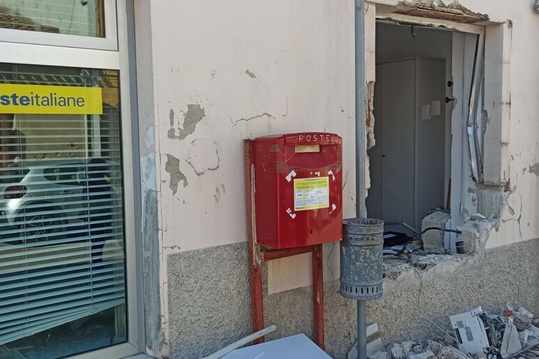 Assalto con esplosivo a ufficio postale in Calabria, prelevato sportello Atm
