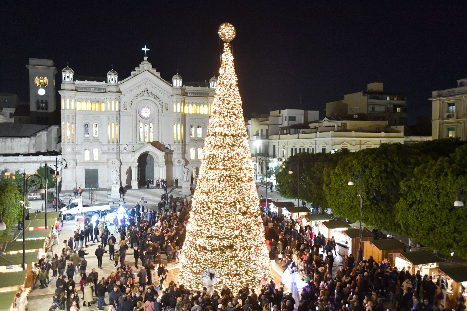 Accensione ALBERO Piazza Duomo ()