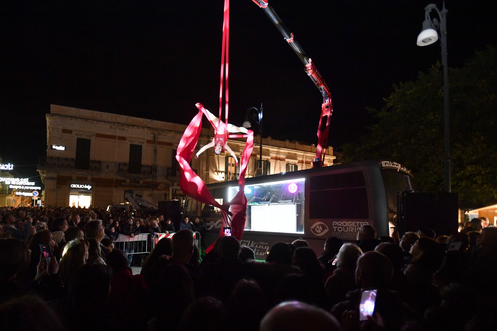 Accensione ALBERO Piazza Duomo ()