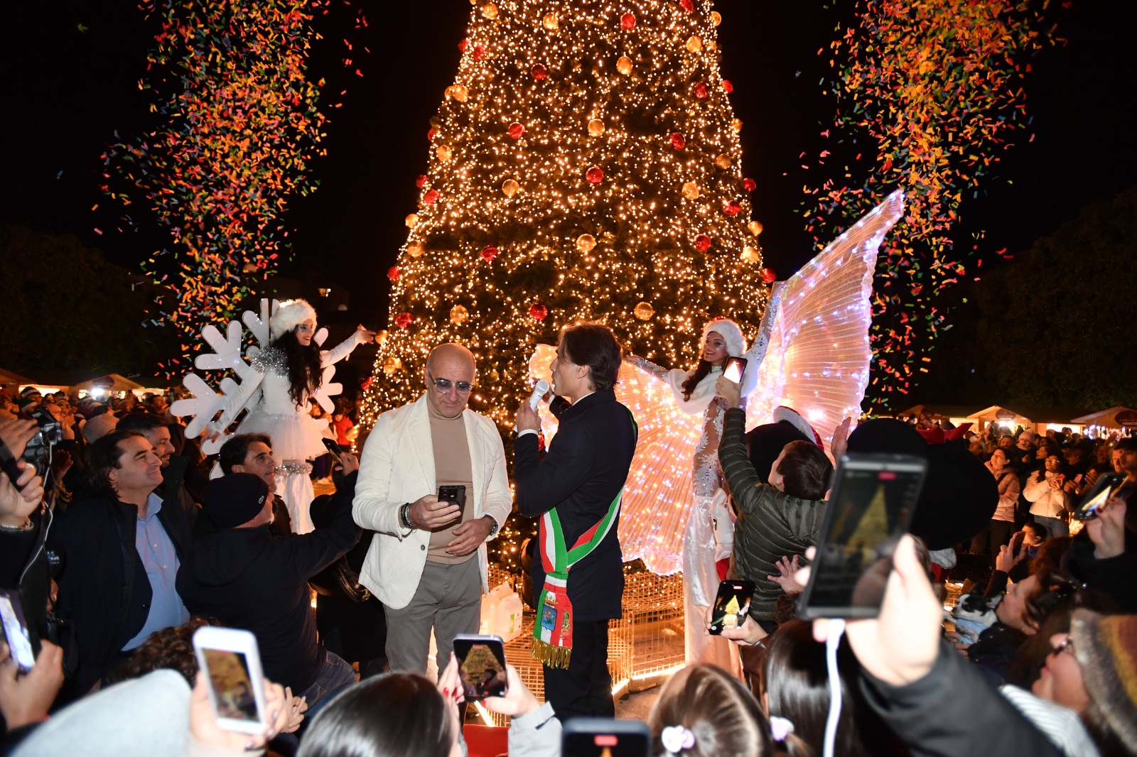 Accensione ALBERO Piazza Duomo ()